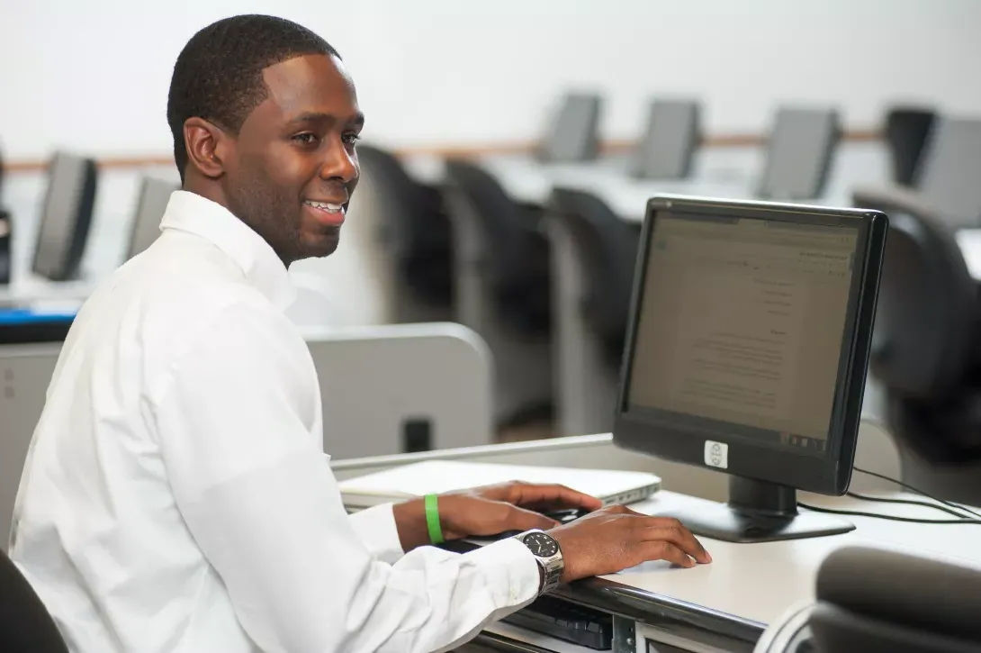 研究生 student sitting at computer